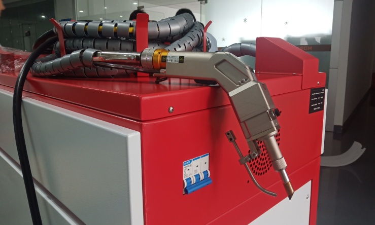 Automatic wire feeder on a laser welding machine 2
